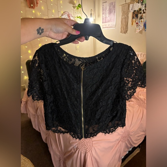 gorgeous lacy black cropped blouse ✨ - Picture 2 of 7